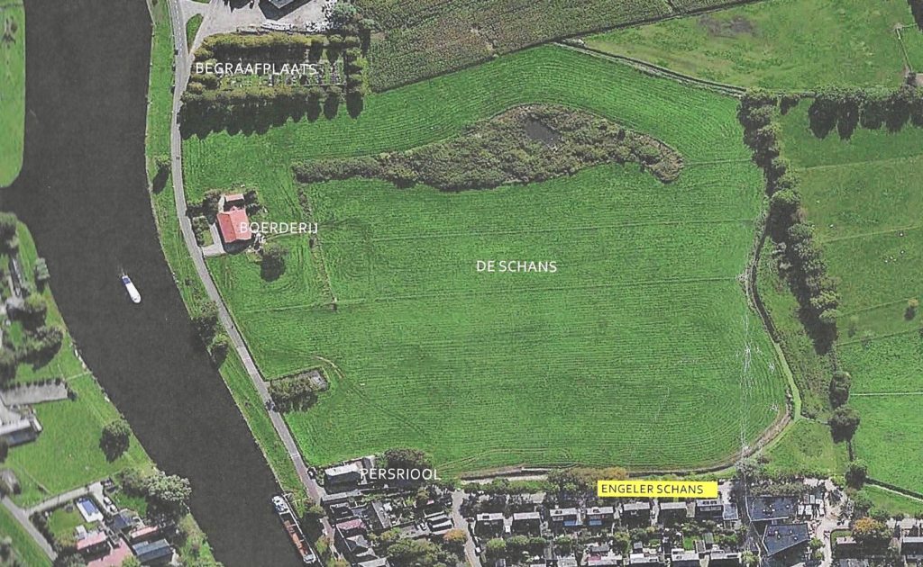 De Engelerschans aan de Dieze. Langs de Graaf van Solmsweg zijn in de nabijheid van de boerderij drie woningen geprojecteerd om de herinrichting van de Engelerschans mogelijk te maken.